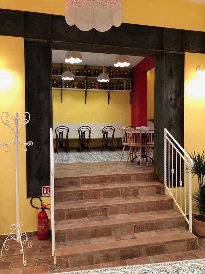 Ringhiera bianca con scala in mattoni