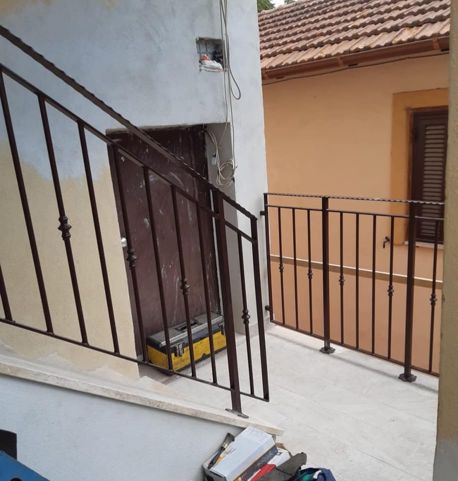 Ringhiera nera su scala