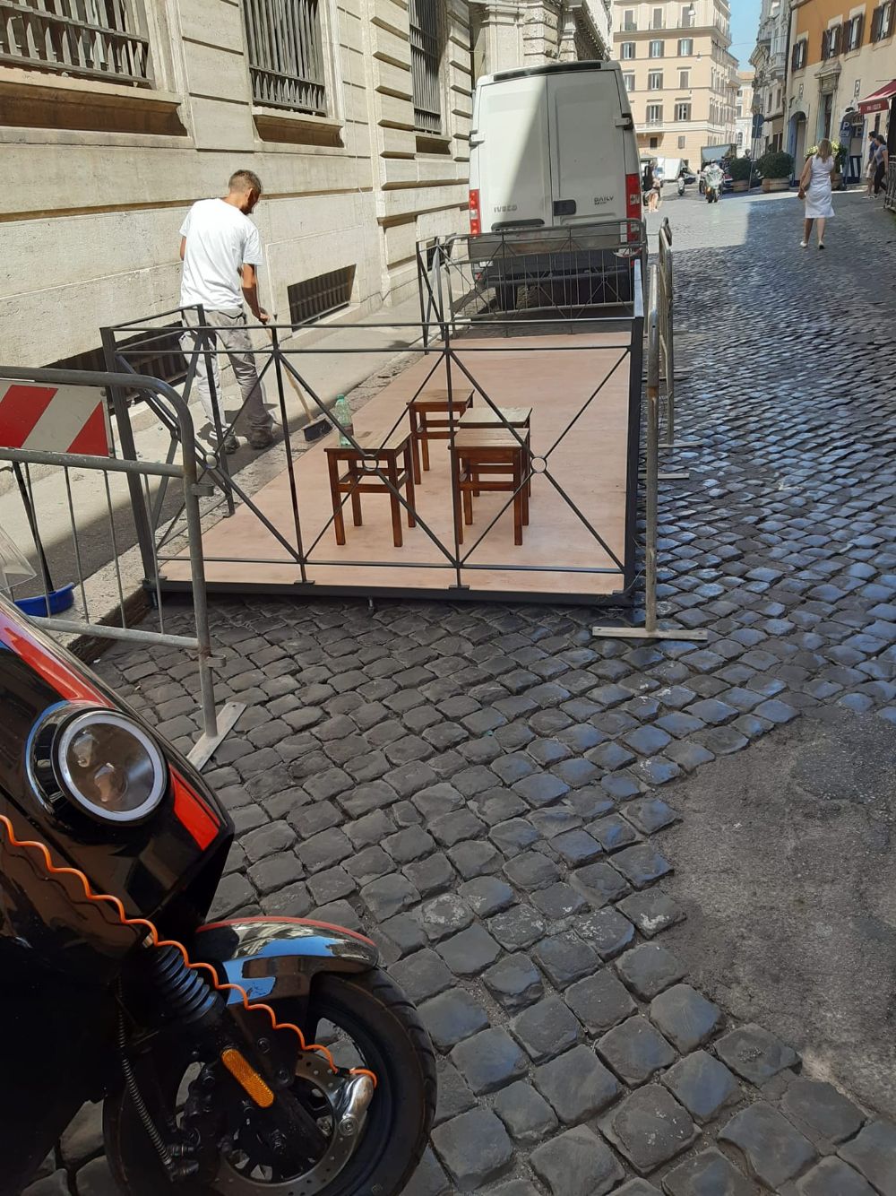 Allestimento di un mini palco