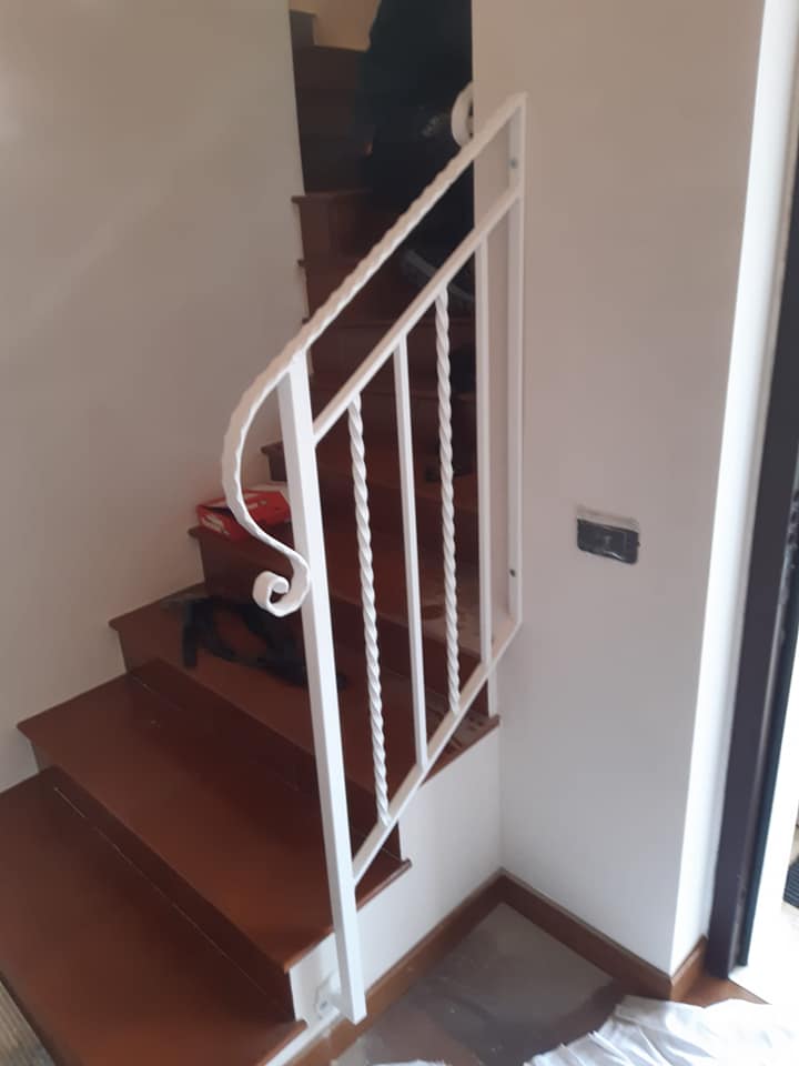 Ringhiera bianca su scala