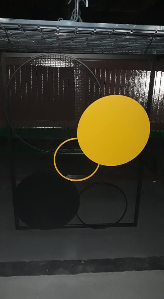 Porta con dettaglio giallo