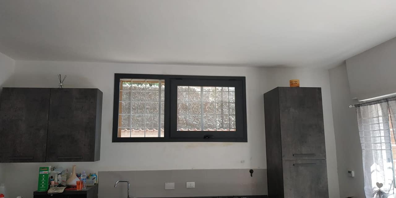 Finestra rettangolare con grata