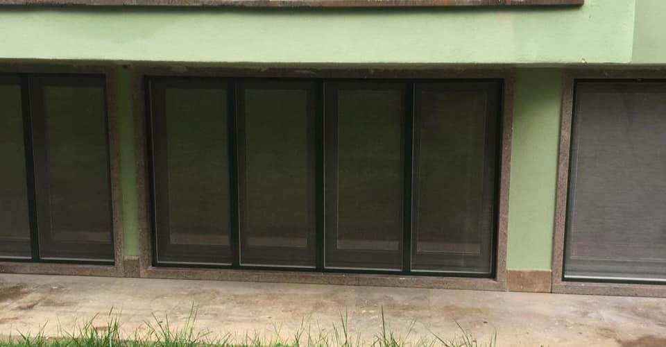 Zanzariera con porte scorrevoli