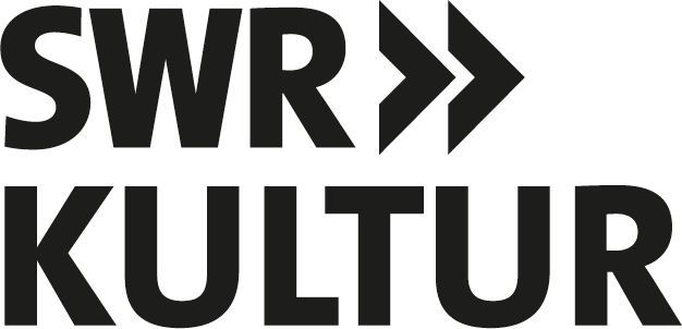 Logo von SWR Kultur in schwarzer Schrift mit den Buchstaben SWR, gefolgt von zwei nach rechts zeigenden Winkeln über dem Wort KULTUR.
