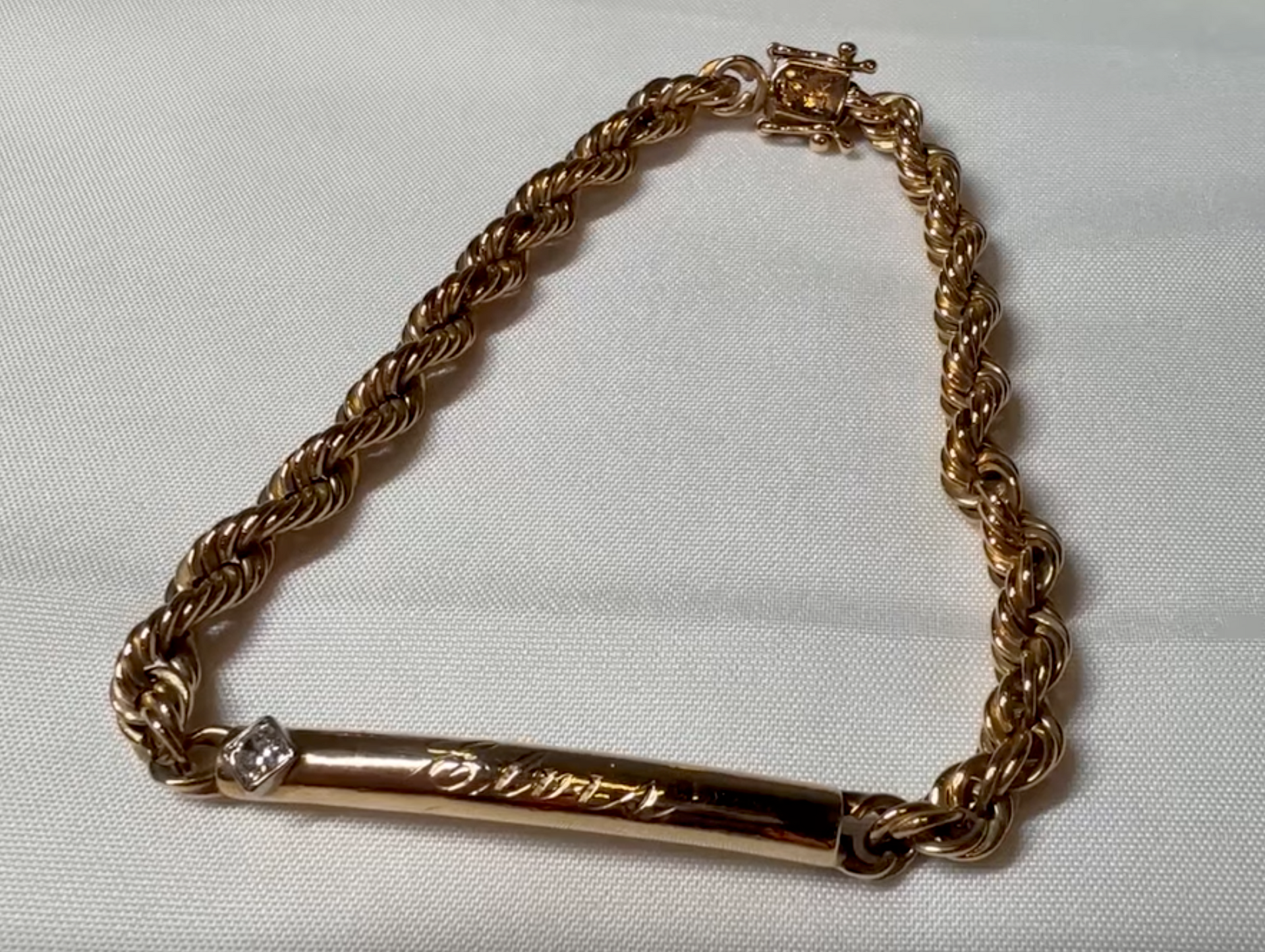 Goldenes Seilkettenarmband mit Namensschild und Diamantakzent.
