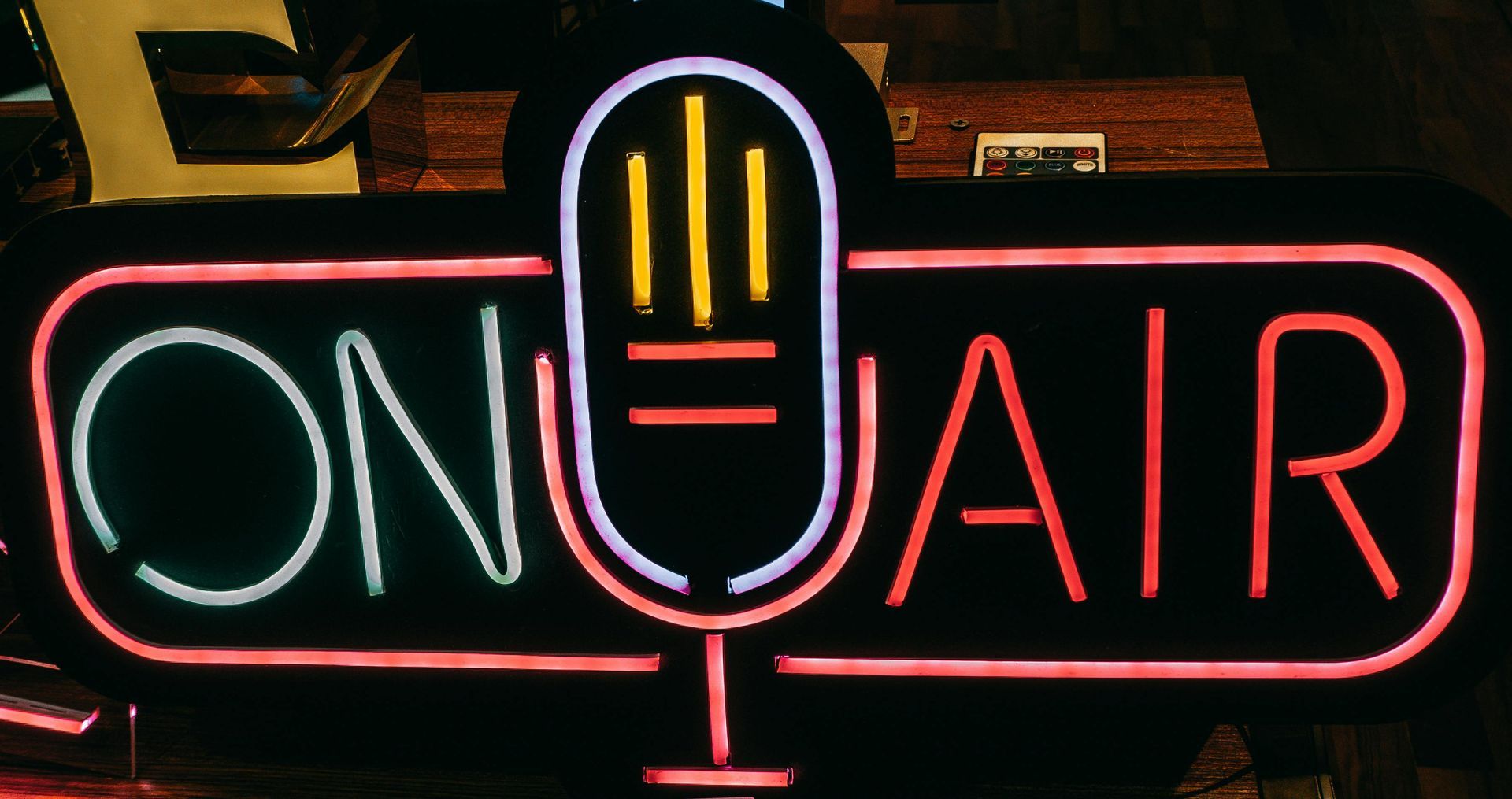 Ein Neonschild mit der Aufschrift „Onair“