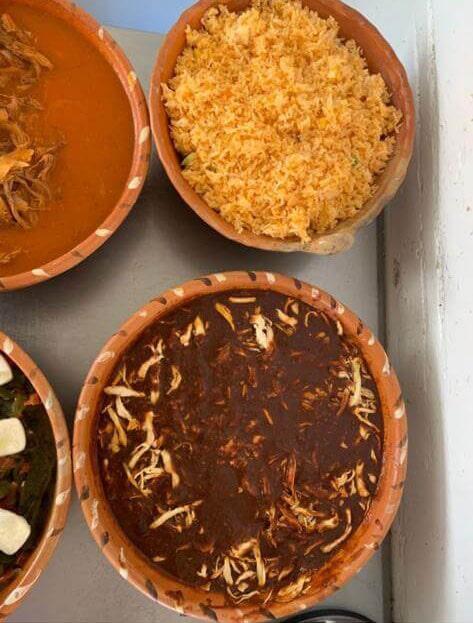 LAS CHIQUEADAS DE HACIENDAS Y COCINA ECONÓMICA – POLLO CON MOLE
