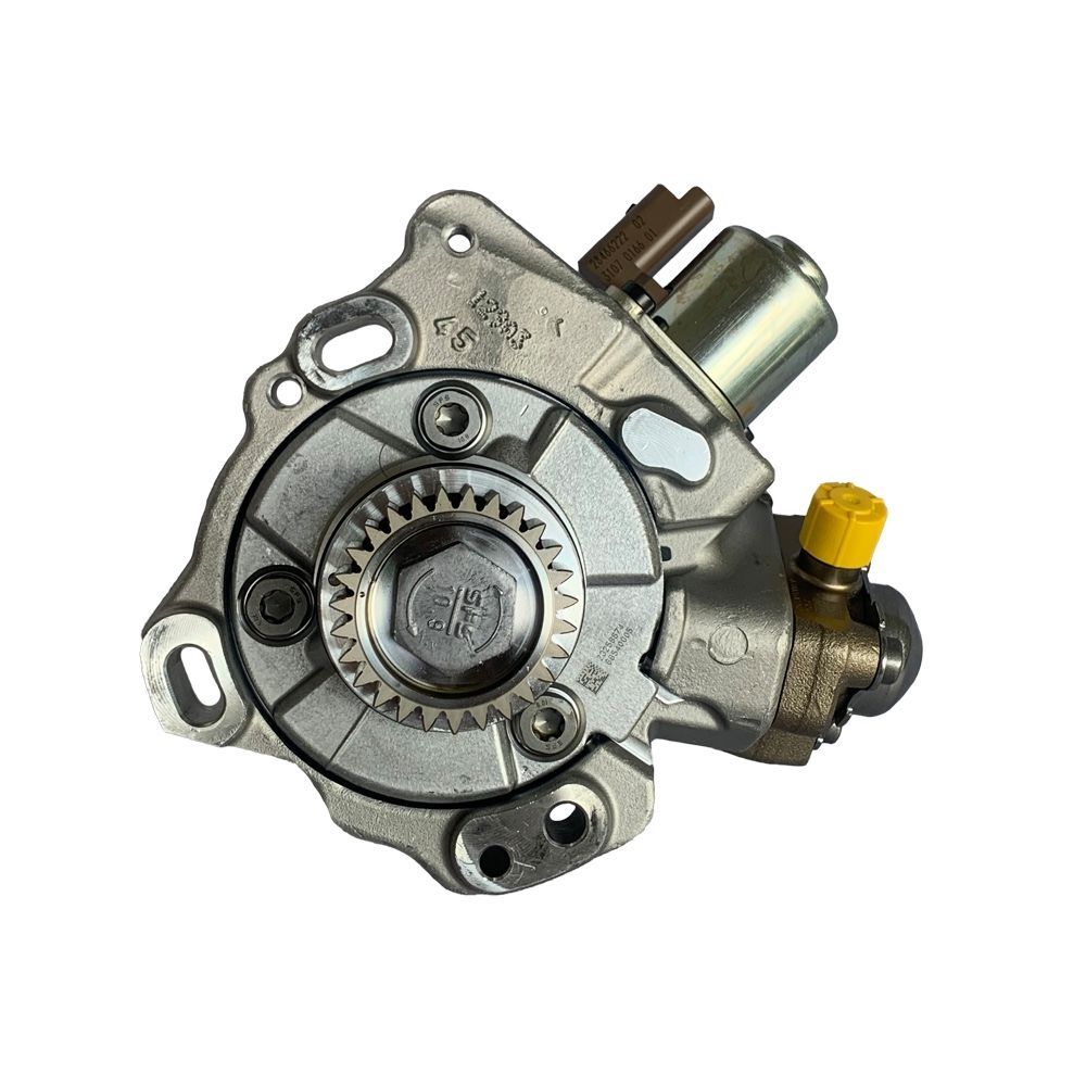 Un primer plano de una bomba de combustible sobre un fondo blanco.