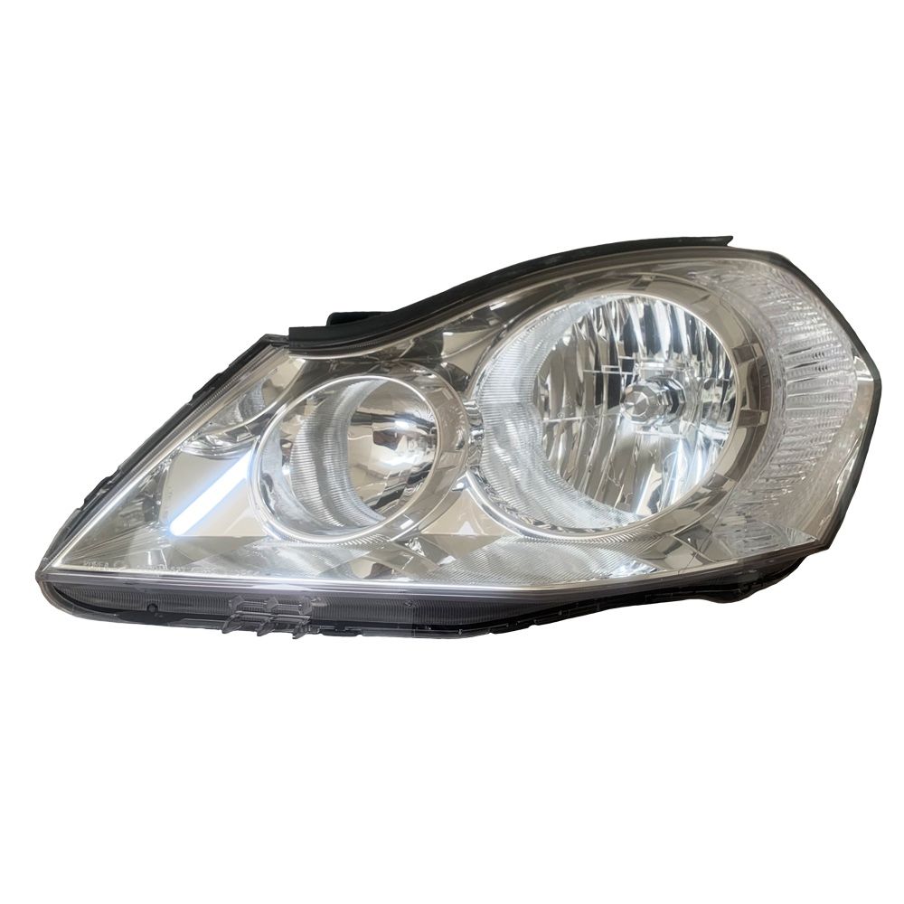 Un primer plano de un faro de coche sobre un fondo blanco.