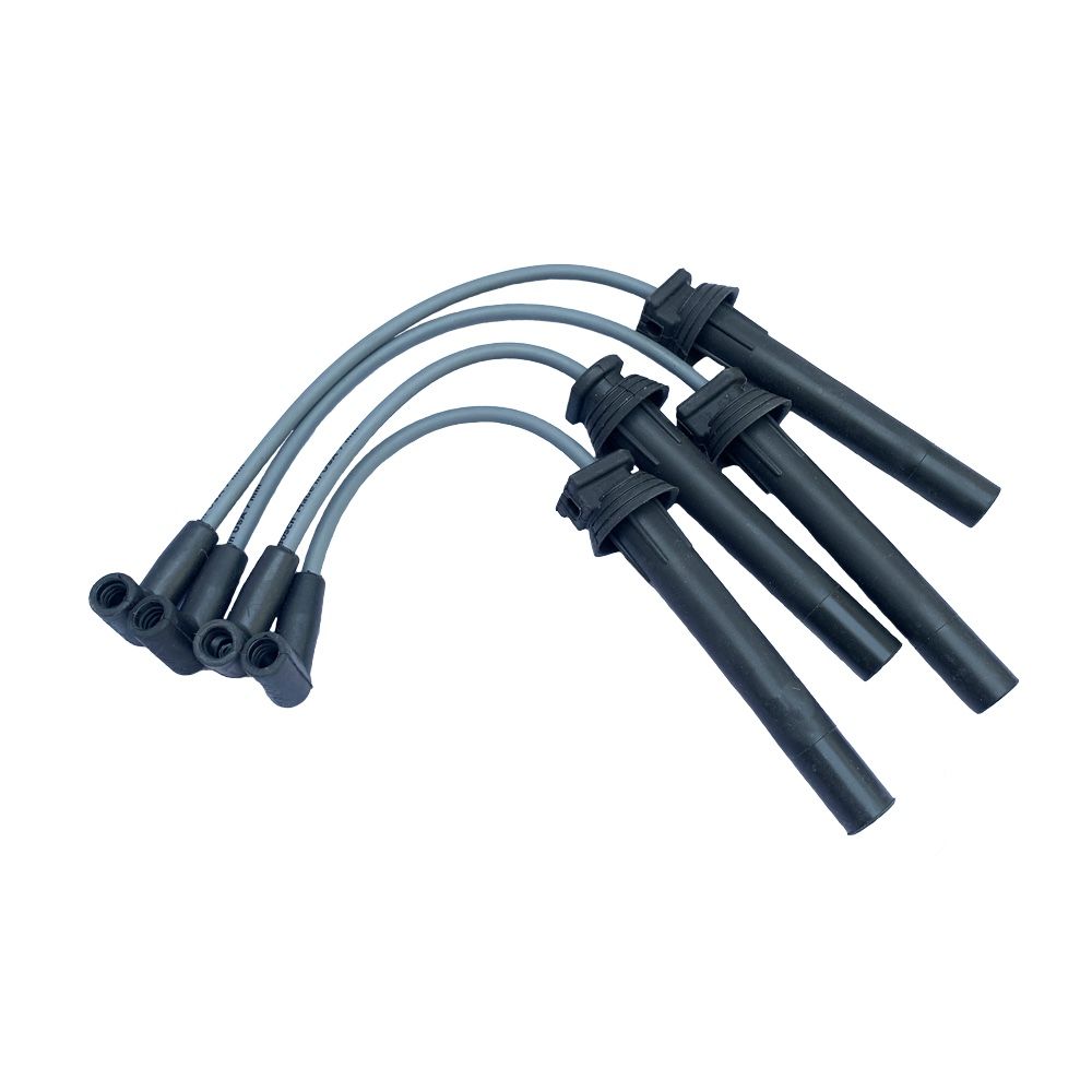 Un conjunto de cables de bujía sobre un fondo blanco.