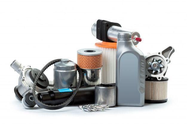 Un montón de piezas de automóvil están apiladas una encima de otra sobre un fondo blanco.