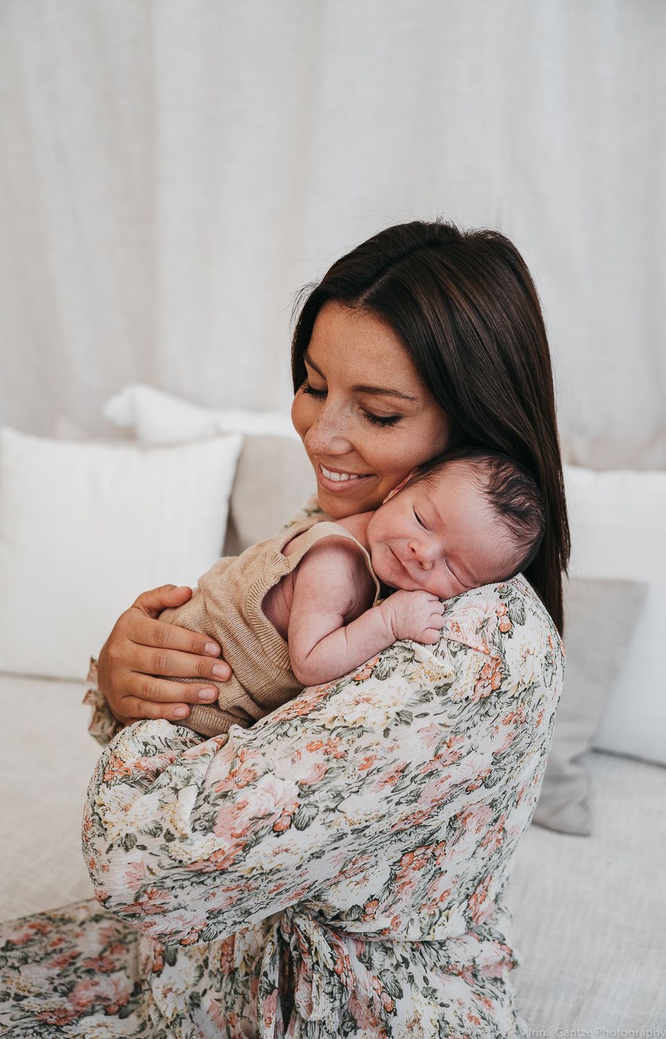 Eine Frau hält ein neugeborenes Baby in ihren Armen.