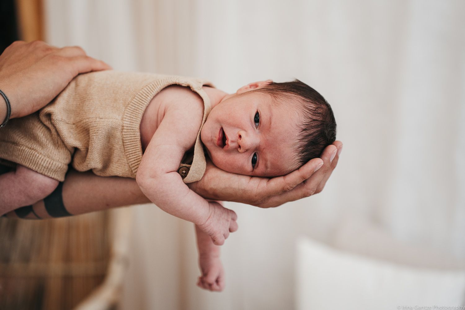 Eine Person hält ein neugeborenes Baby in den Händen.
