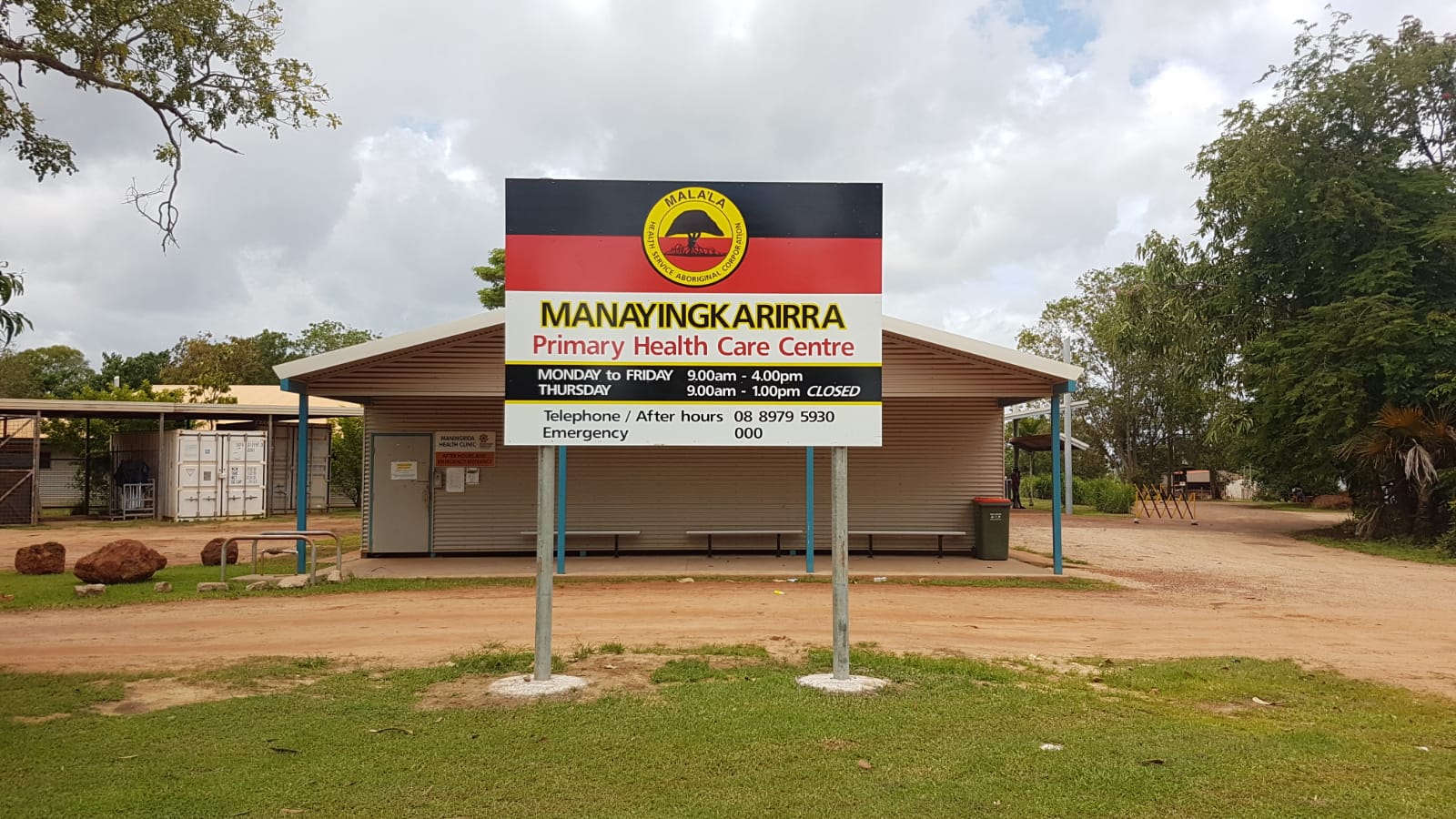 A sign in front of a building that says primary health care center