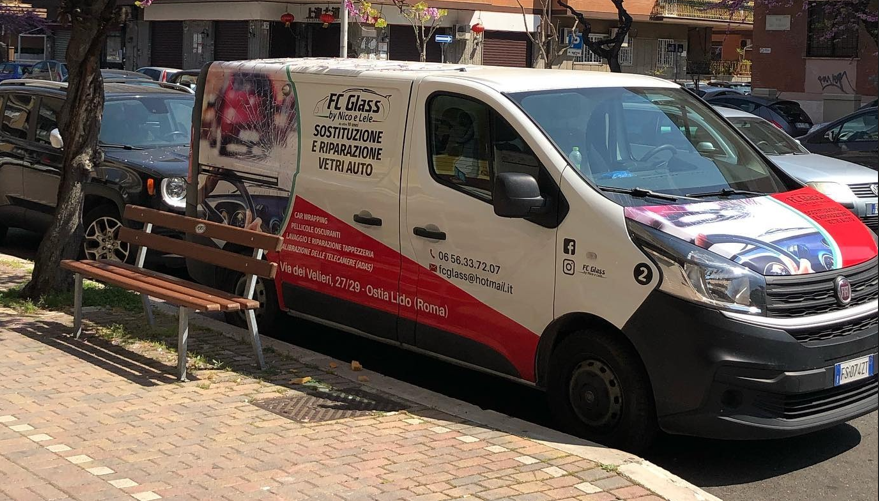 retro di un furgone bianco col marchio FC Glass