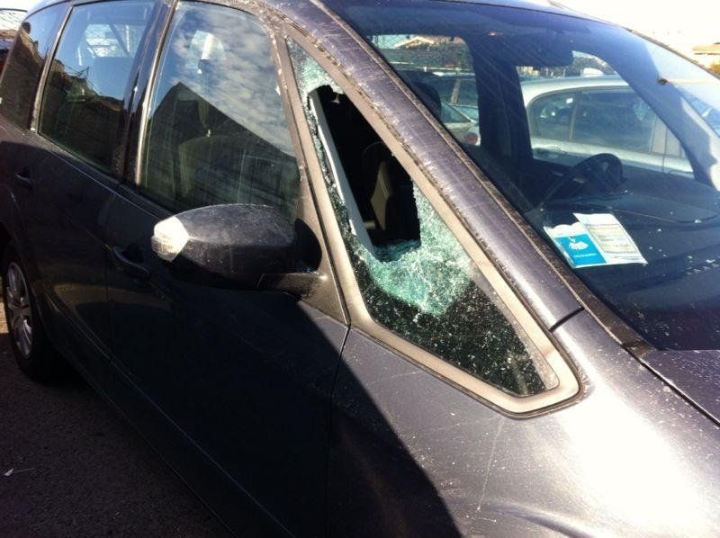 auto scura col finestrino rotto da riparare