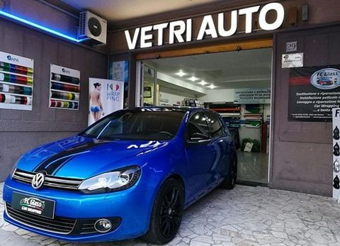 Wolksvagen blu con vetri oscurati