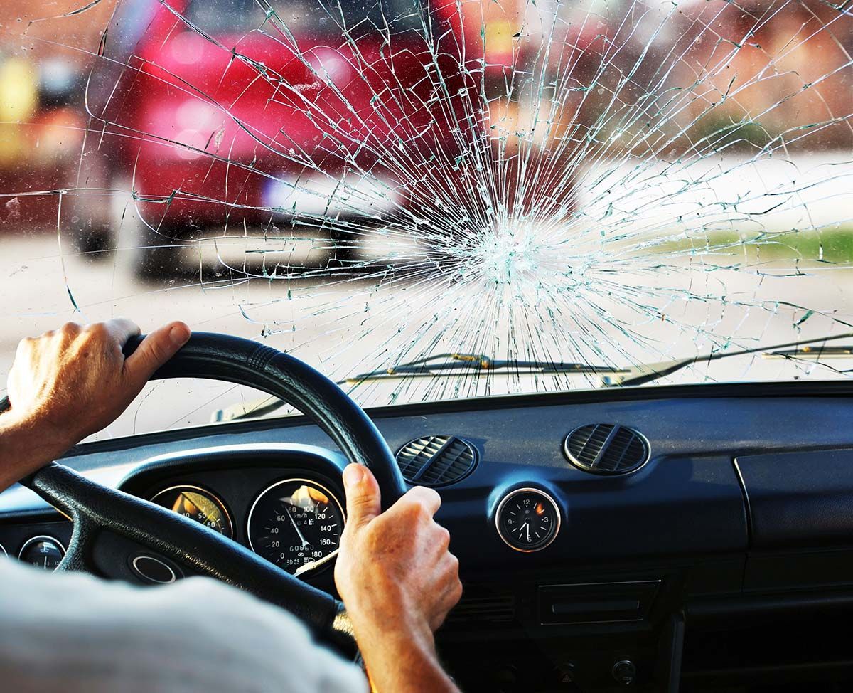 auto scura con finestrino rotto da sostituire