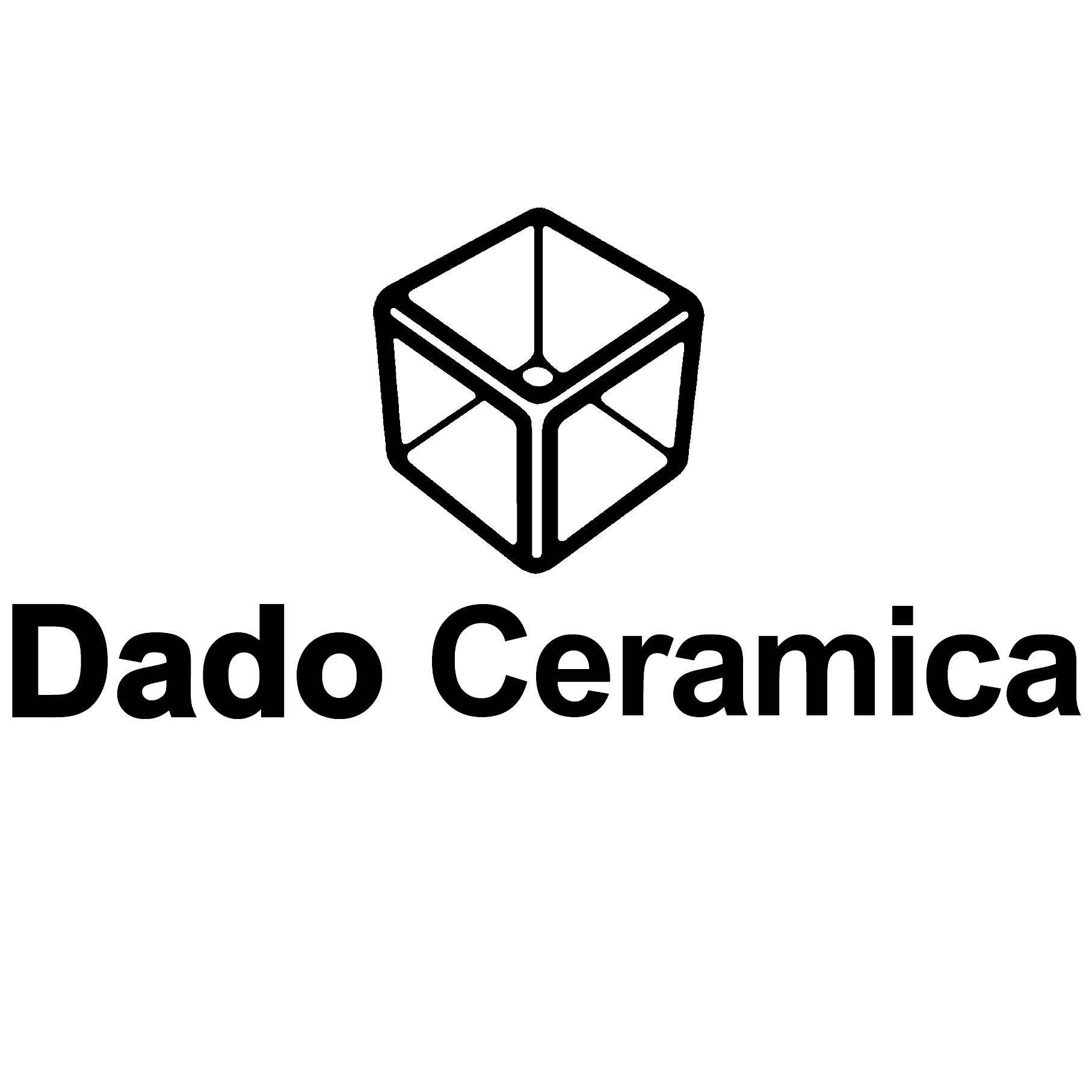 Un logo in bianco e nero per dado ceramica con un cubo al centro.