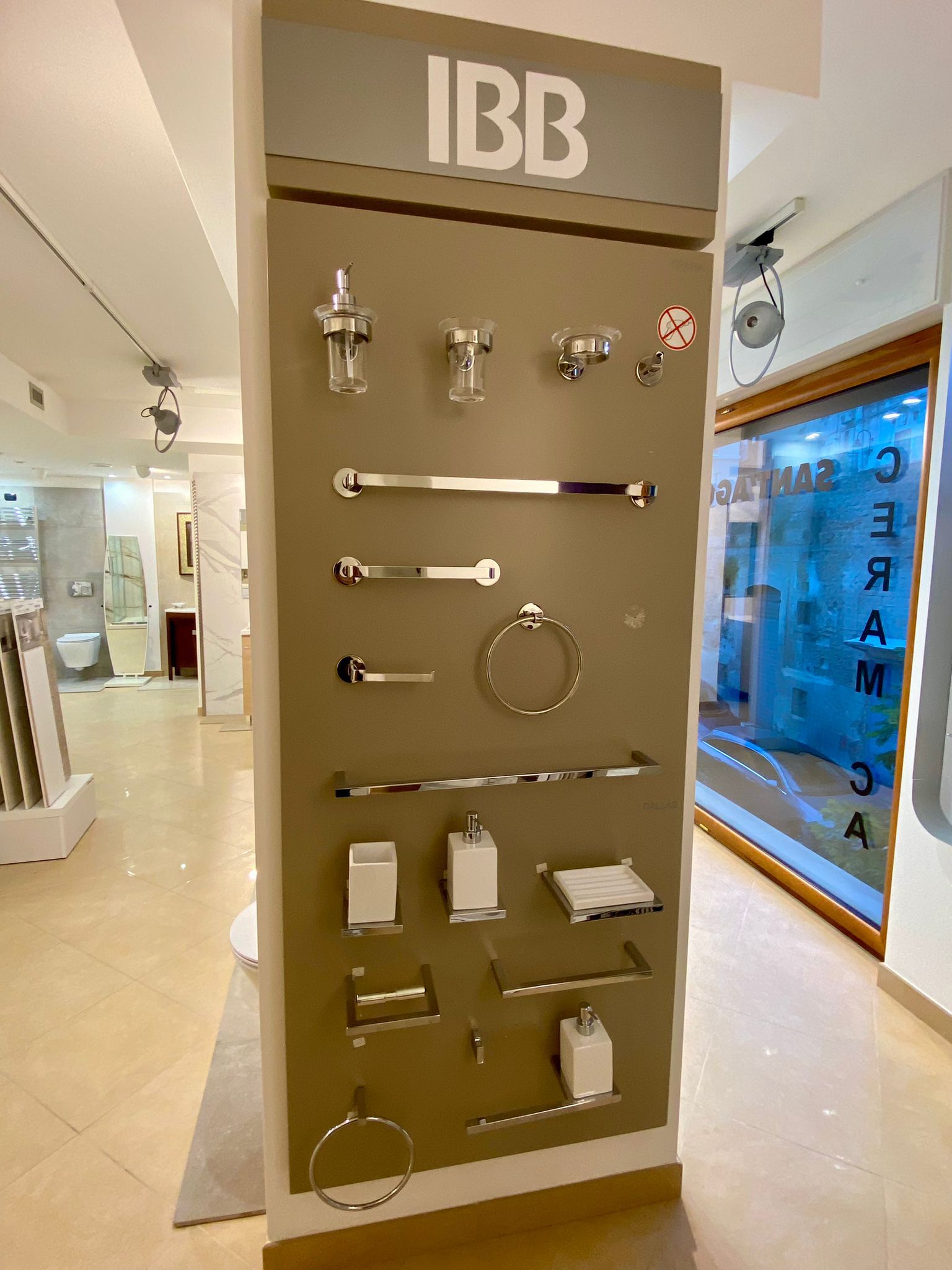 Una parete con una varietà di accessori per il bagno.