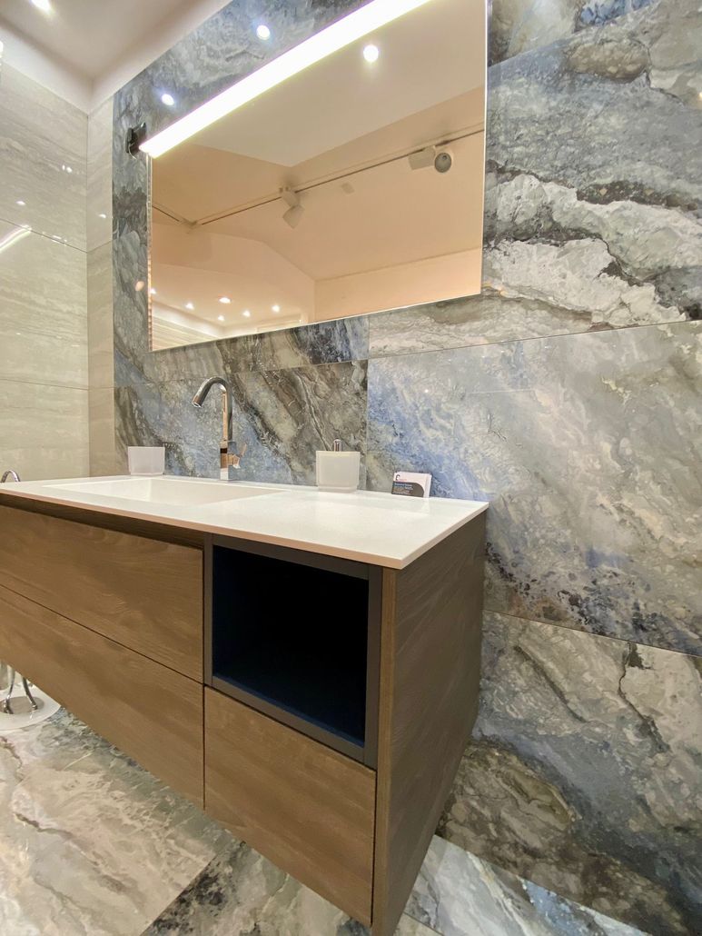 Un bagno con lavabo, wc, doccia e specchio.