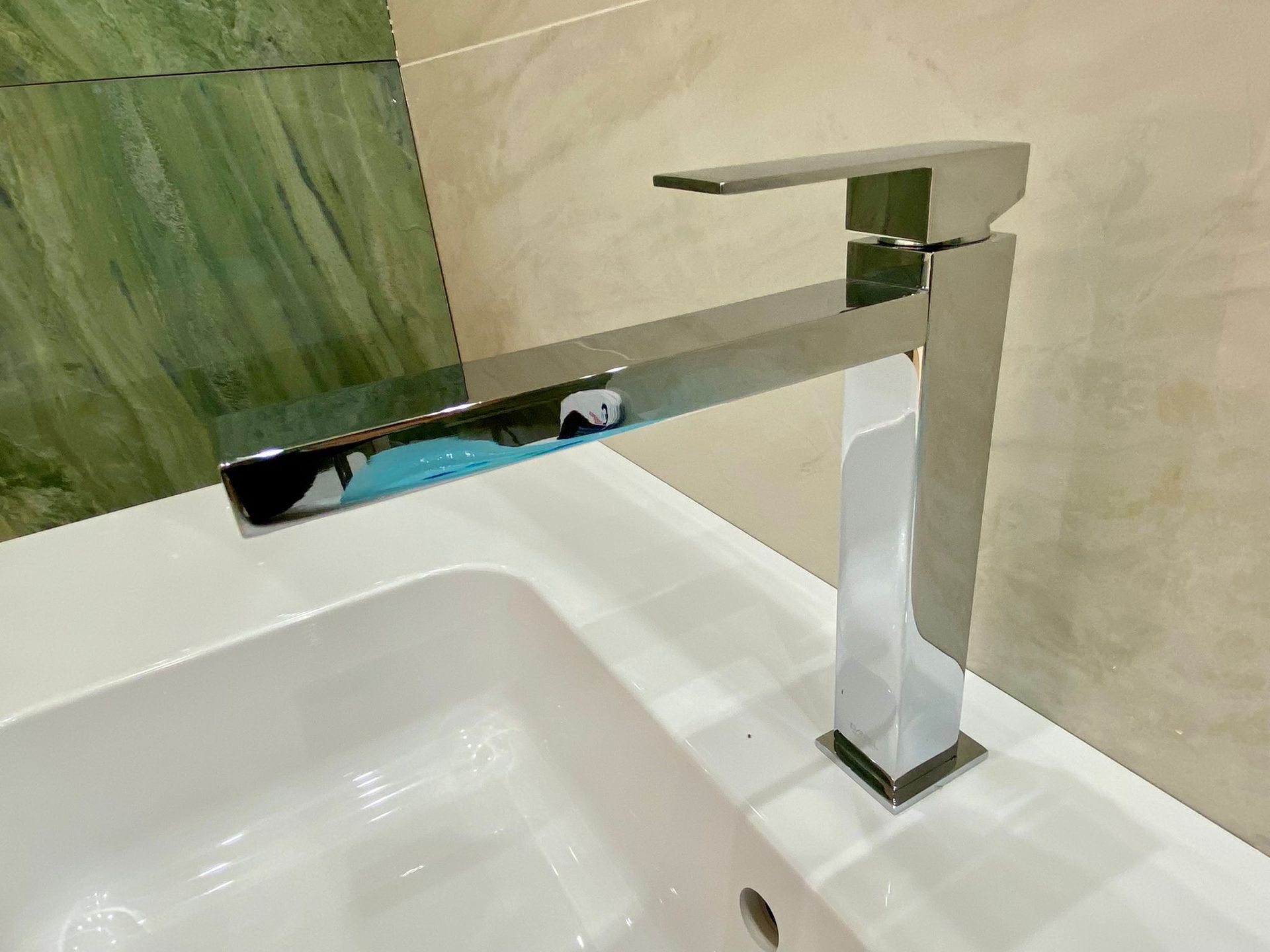 Un lavandino del bagno con un rubinetto cromato