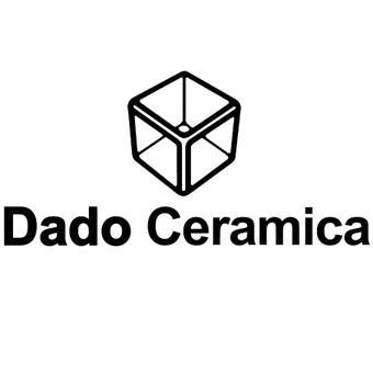 Logo a cubo nero sopra la scritta “Dado Ceramica” su sfondo bianco.