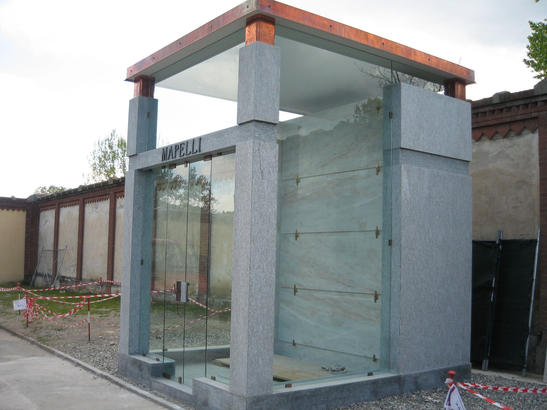 struttura in vetro per cappella cimiteriale di famiglia