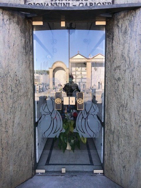 porta in vetro per cappella cimiteriale di famiglia