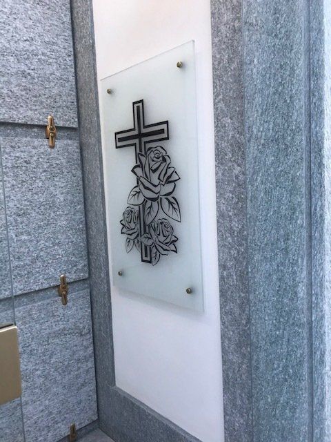 lavorazione in vetro decorato per arte funebre