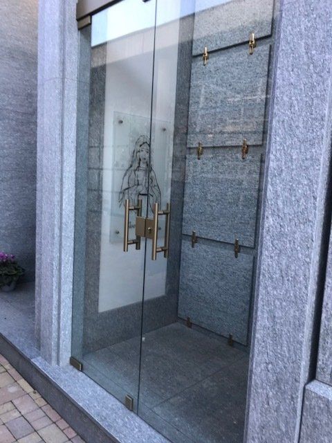 tombe di famiglia con vetrate