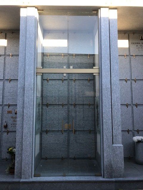 porta in vetro per tomba di famiglia