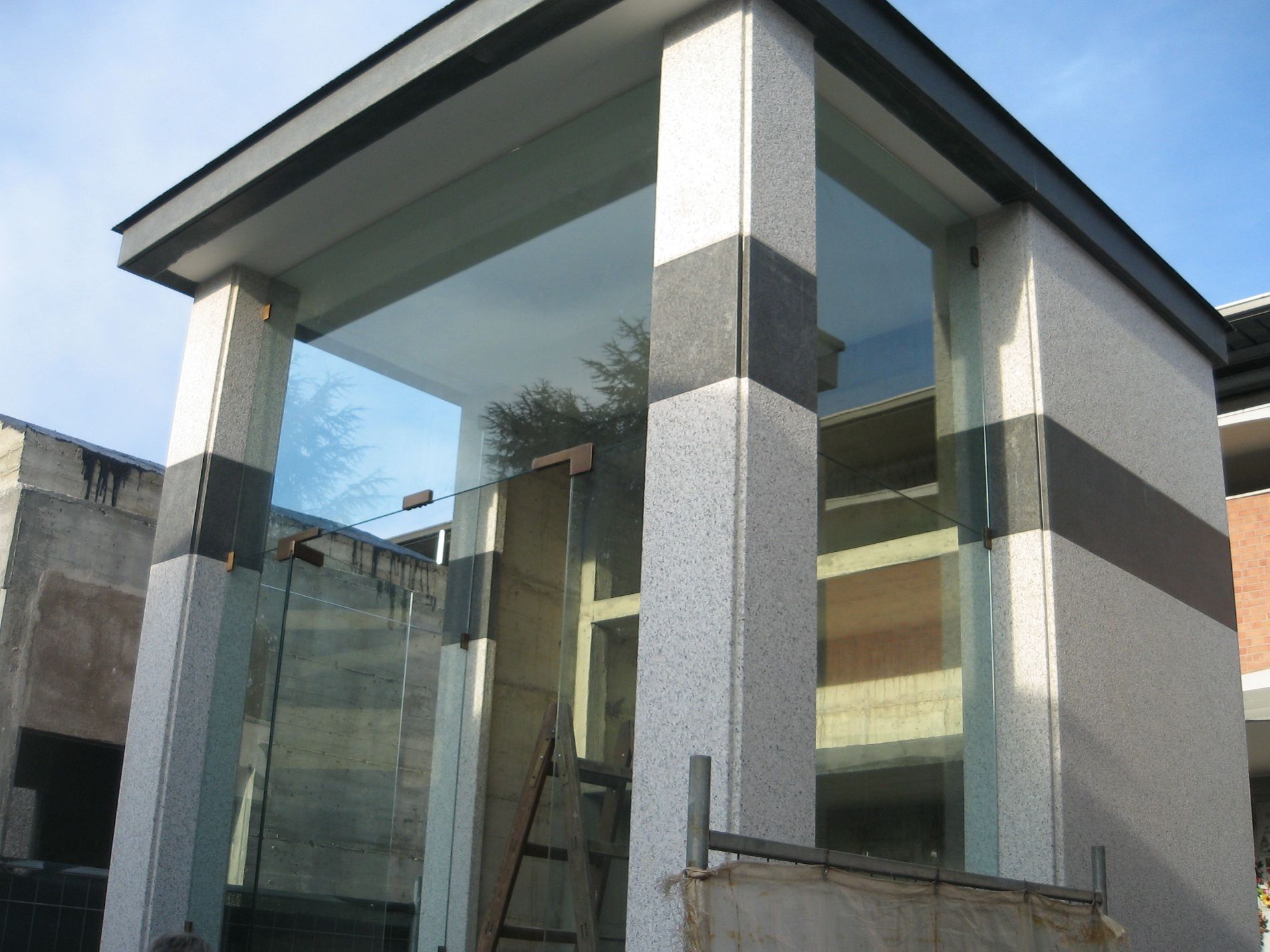 tombe monumentali con vetrate