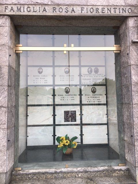 cappella di famiglia con vetrata