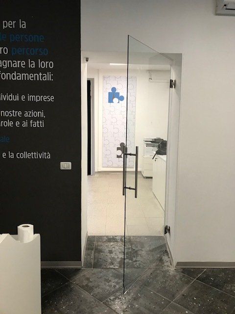 porta in vetro per luoghi pubblici