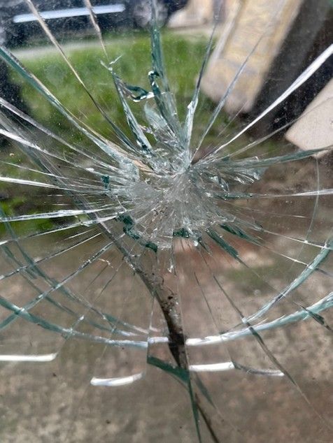 Rottura vista dalla parte interna del negozio