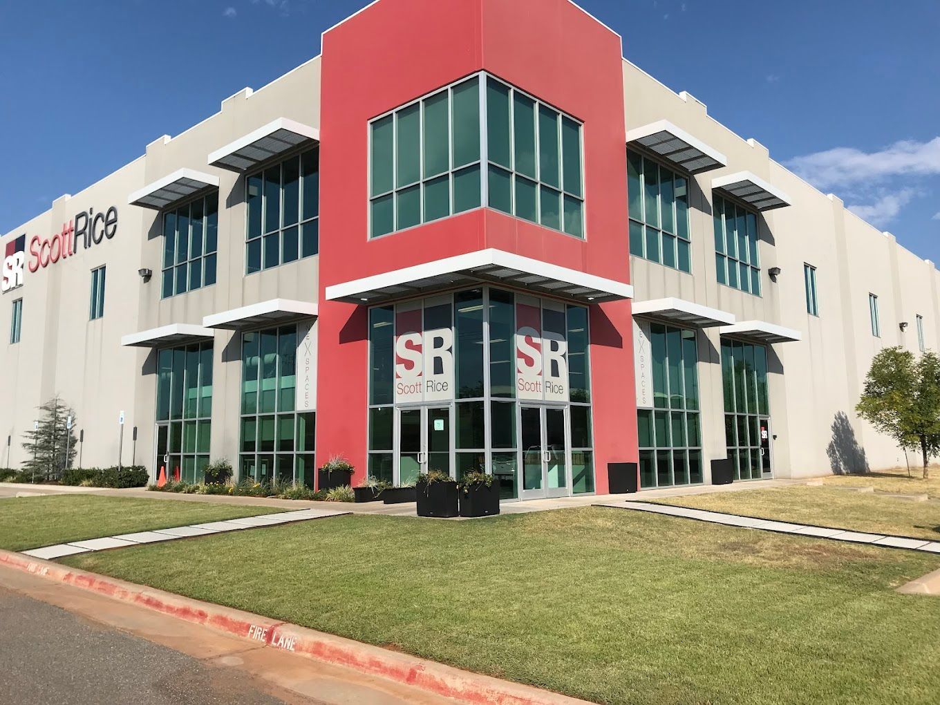 A large building with a red corner that says sb on it