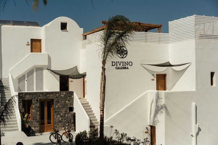 A white building with the word divino on it