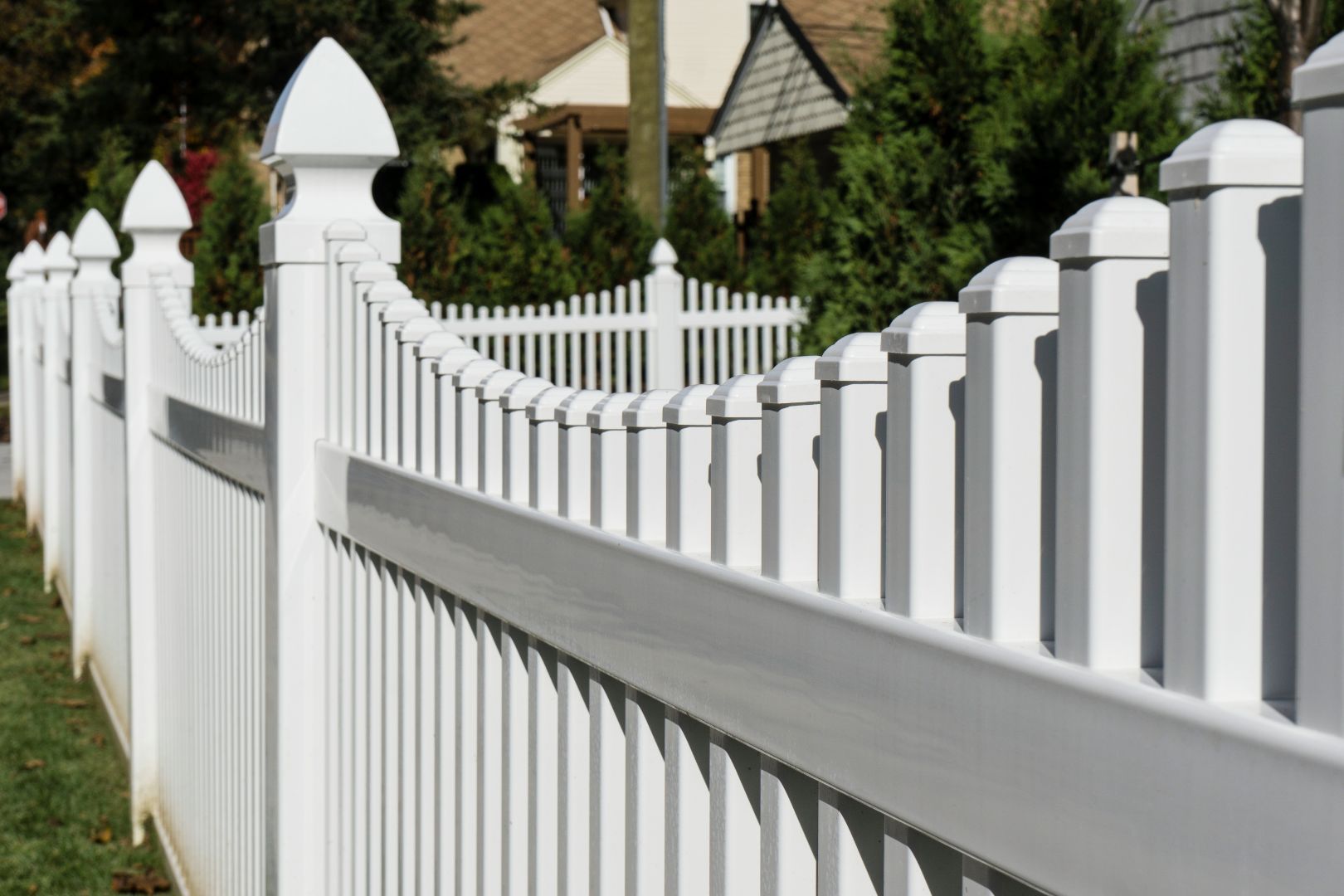 An image of a white picket Vinyl Fence along yard in Kent, OH