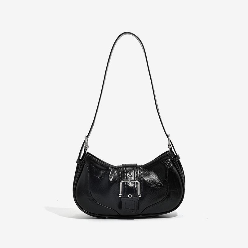 Bolso de hombro de piel charol negra con hebilla plateada.