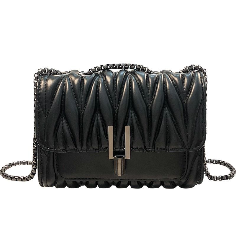 Bolso de hombro de piel acolchada de color negro con asa de cadena.