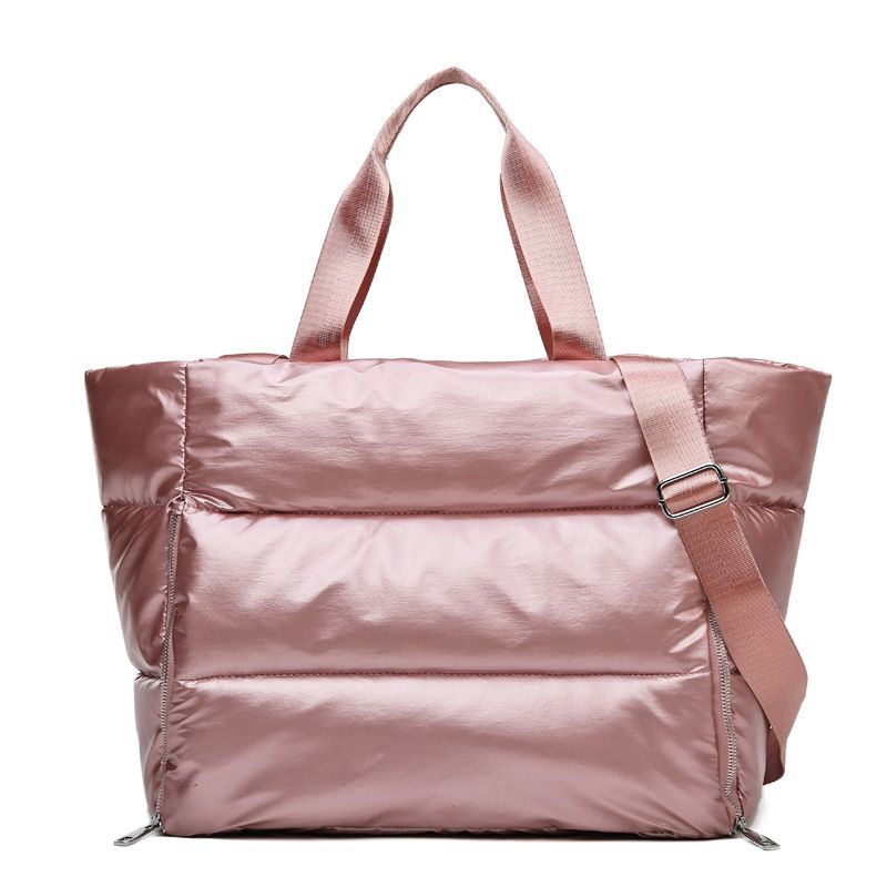 Bolso tote acolchado de color rosa con bandolera.