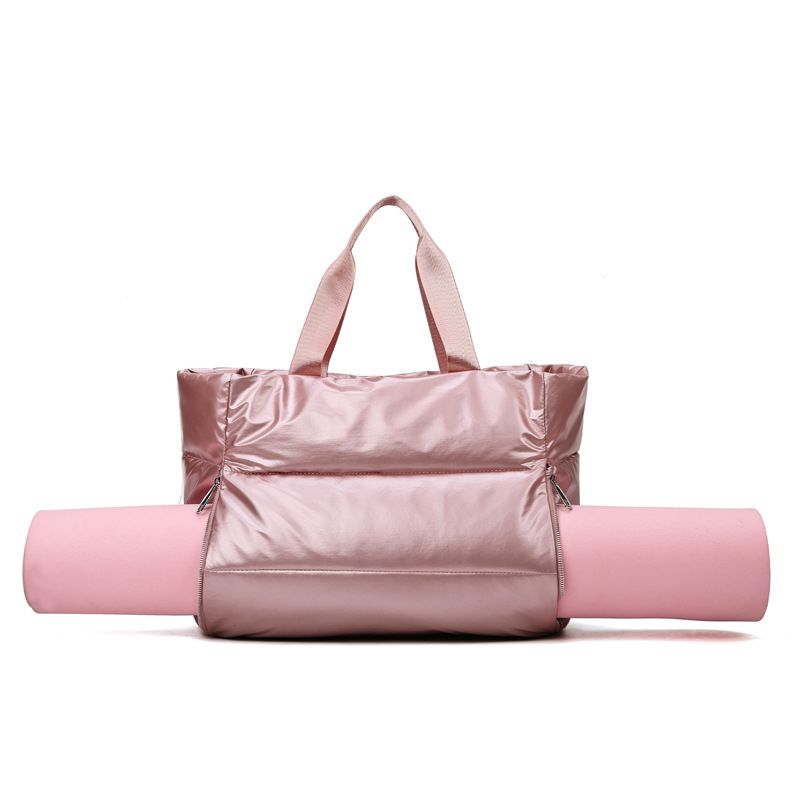 Bolso tote acolchado de color rosa con bandolera.