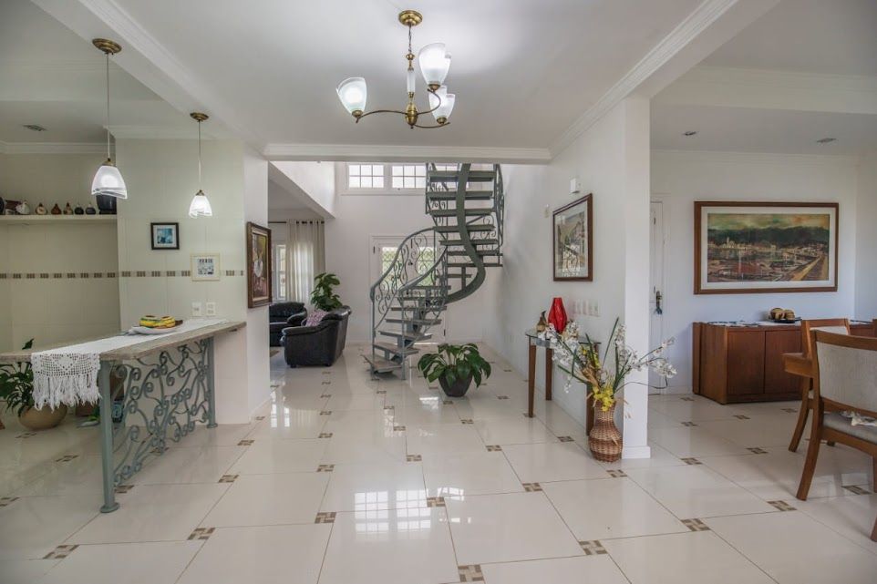 Há uma escada em espiral no meio da sala.