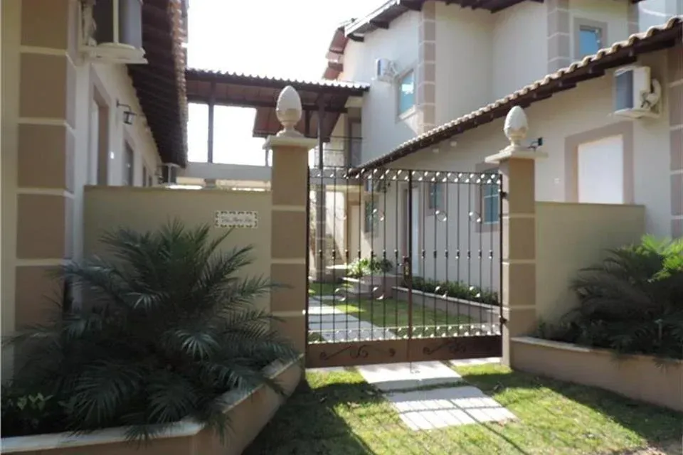 Uma entrada fechada para uma casa com uma cerca