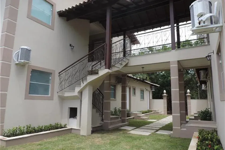 Uma casa com escadas que levam ao segundo andar
