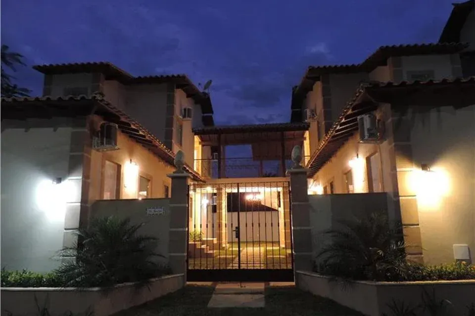 Uma entrada fechada para uma casa que tem o número 1000 nela