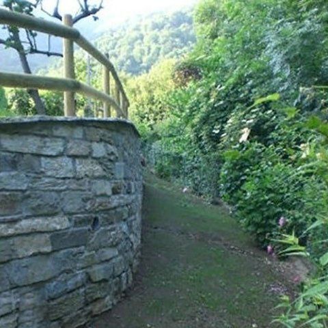 Muretto con ringhiera in legno