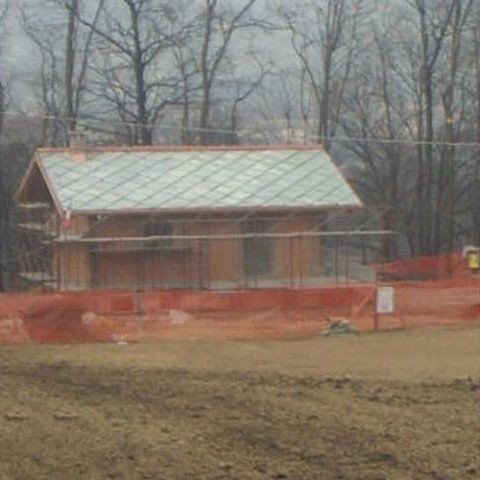 Capanno con copertura in lose