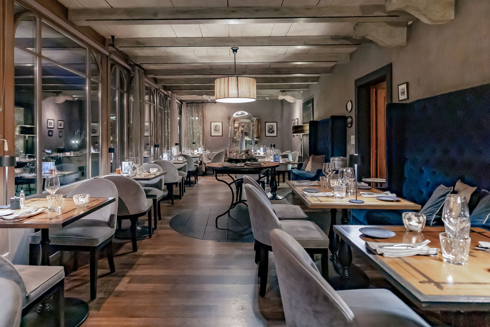une longue salle à manger avec beaucoup de tables et de chaises.